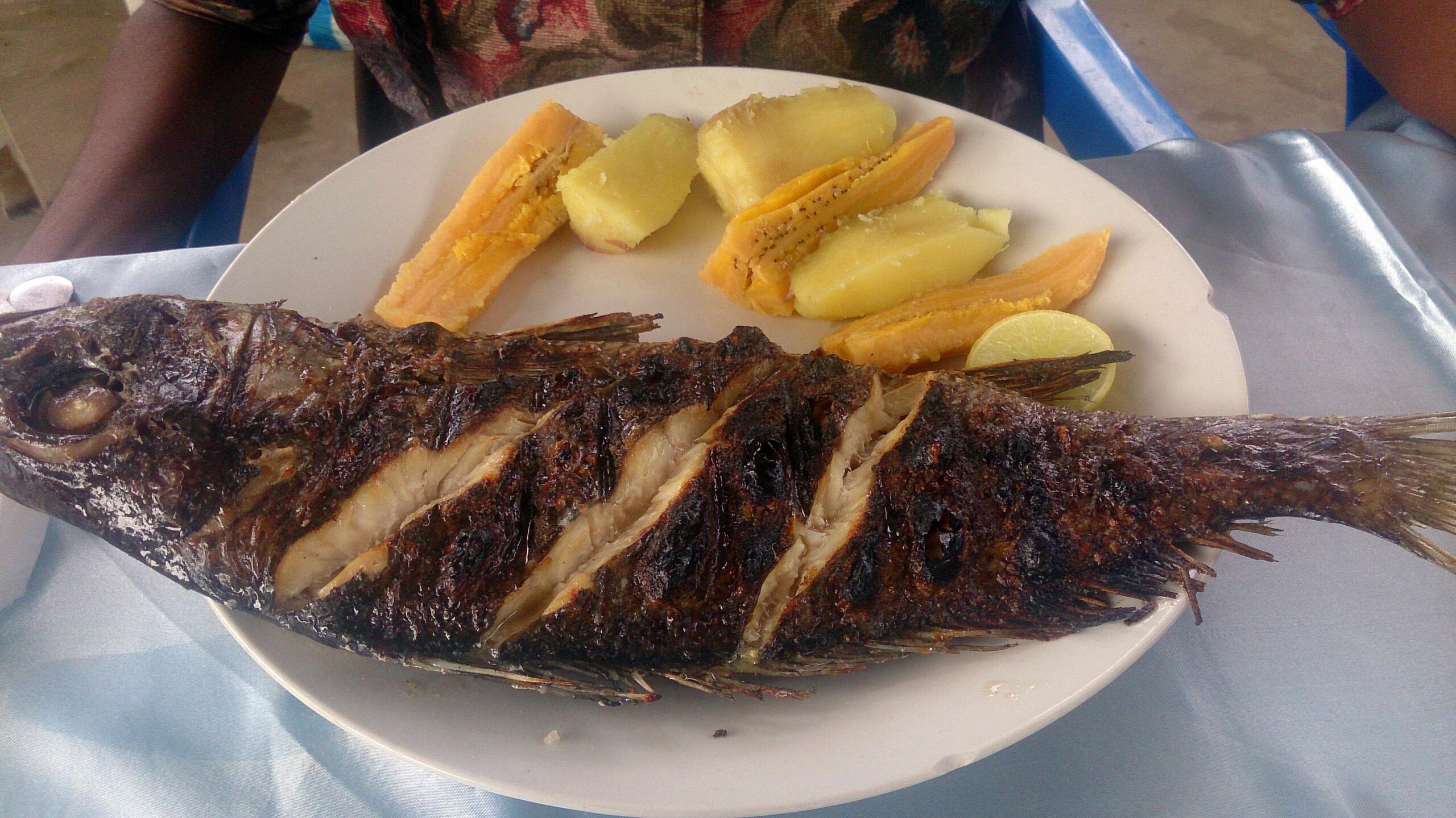 Peixe Grelhado com Molho de Manteiga de Limão e Receita de Espinafre Salteado