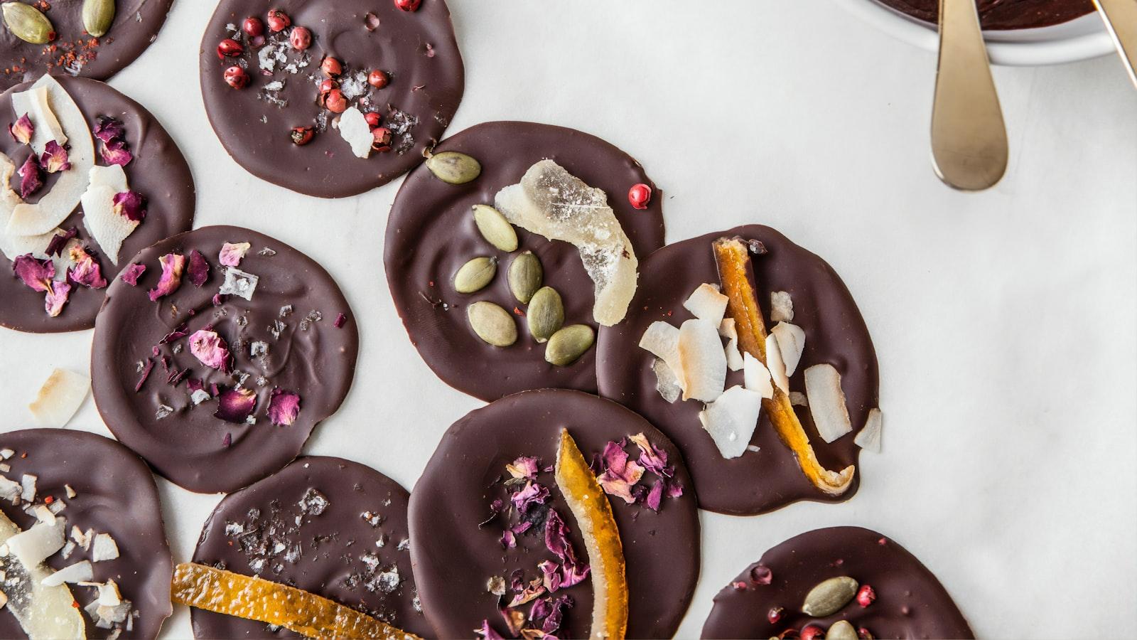 Bolo de Chocolate com Cobertura de Ganache e Receita de Framboesa em Calda